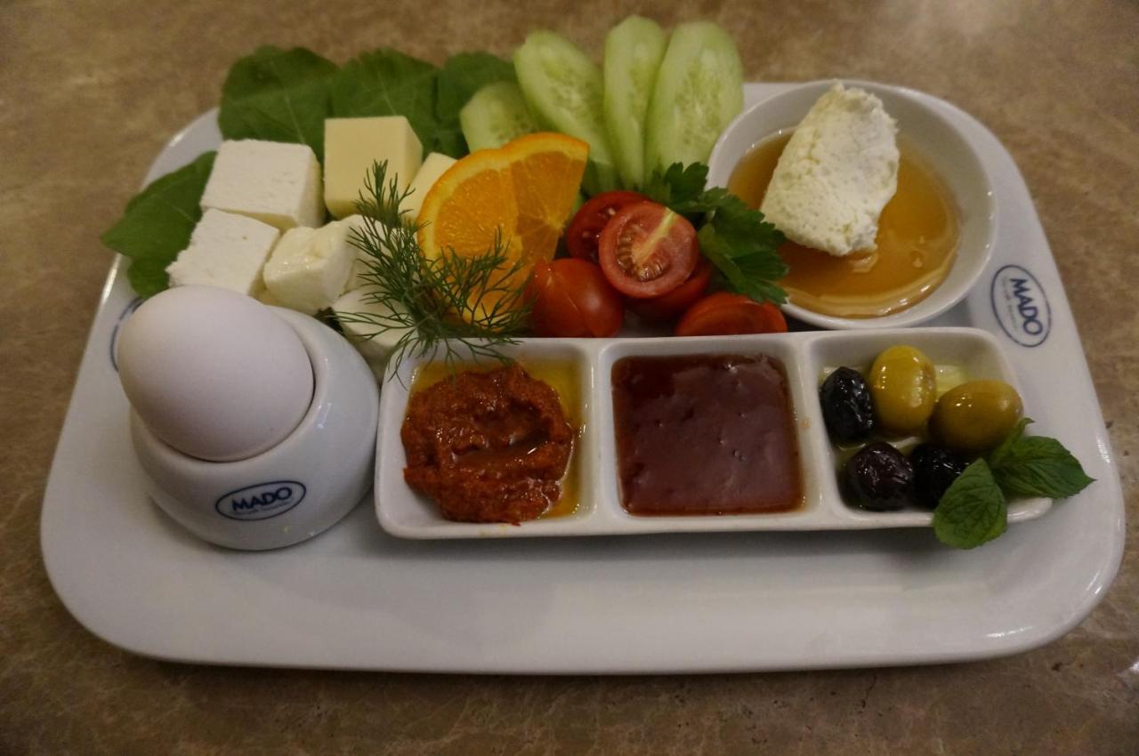 Hotel Phosphorion Estambul Exterior foto A traditional Turkish breakfast