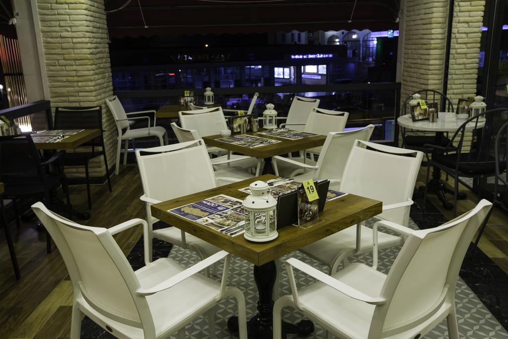Hotel Phosphorion Estambul Exterior foto Interior of a restaurant in Nicosia