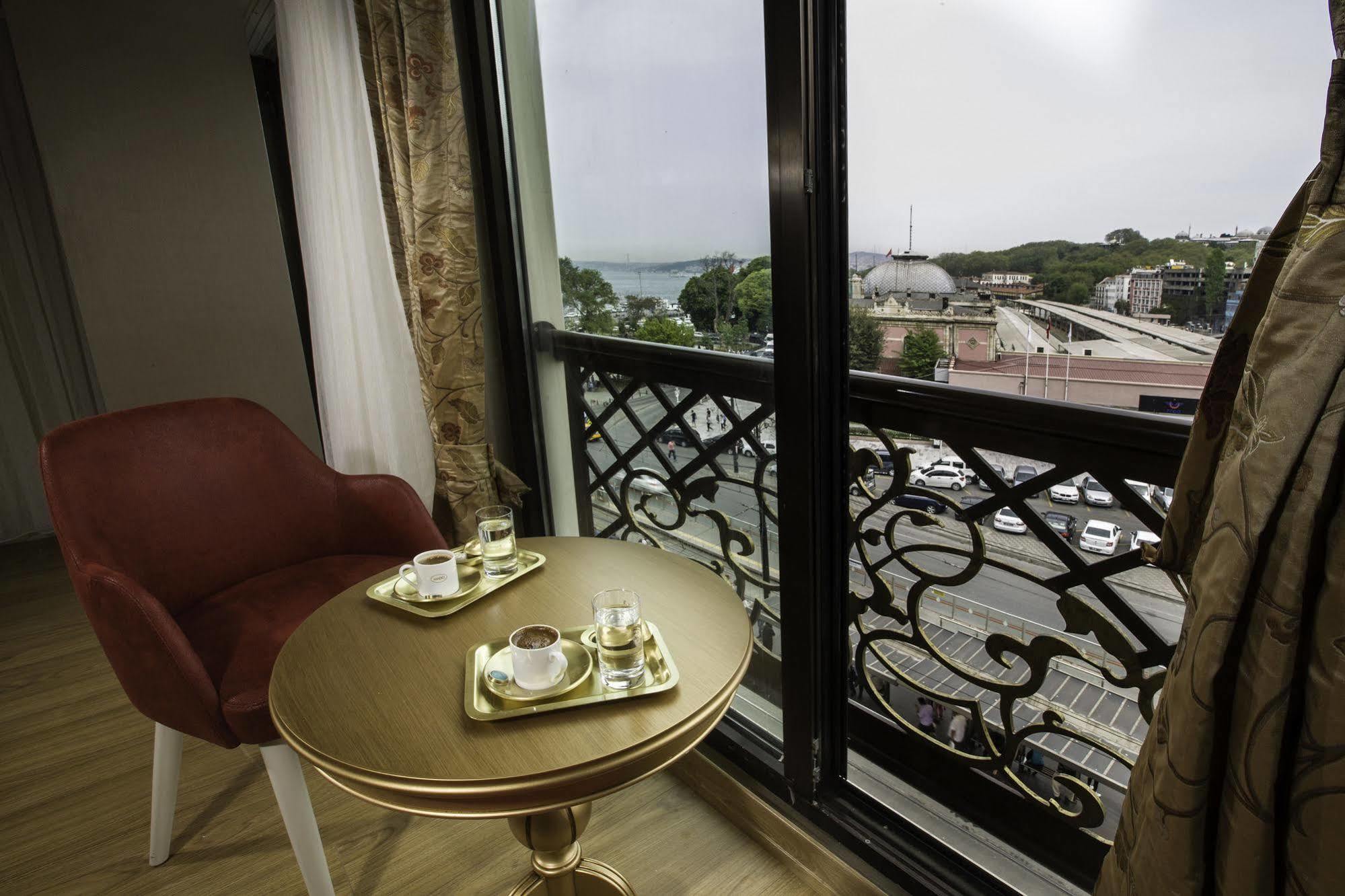 Hotel Phosphorion Estambul Exterior foto A room at the hotel