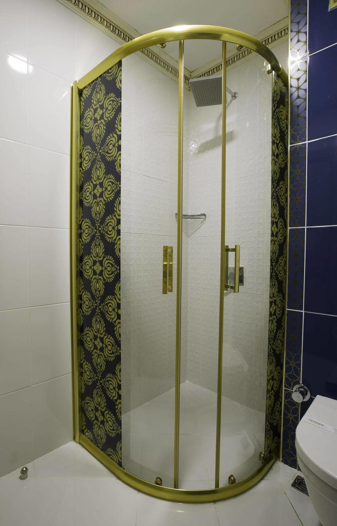 Hotel Phosphorion Estambul Exterior foto Shower enclosure