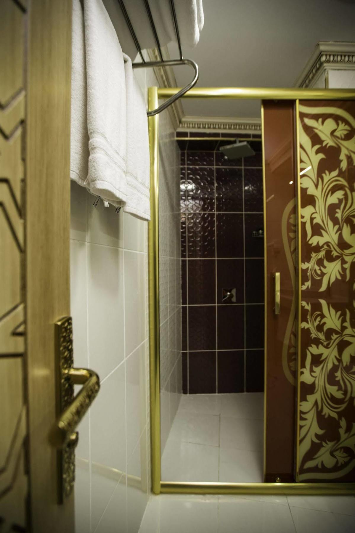 Hotel Phosphorion Estambul Exterior foto A shower cubicle